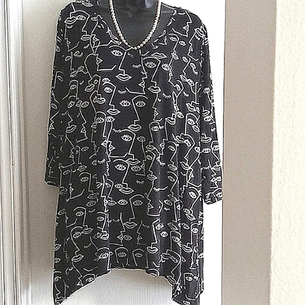 Tahari | Black and White Print High Lo Tunic Blouse